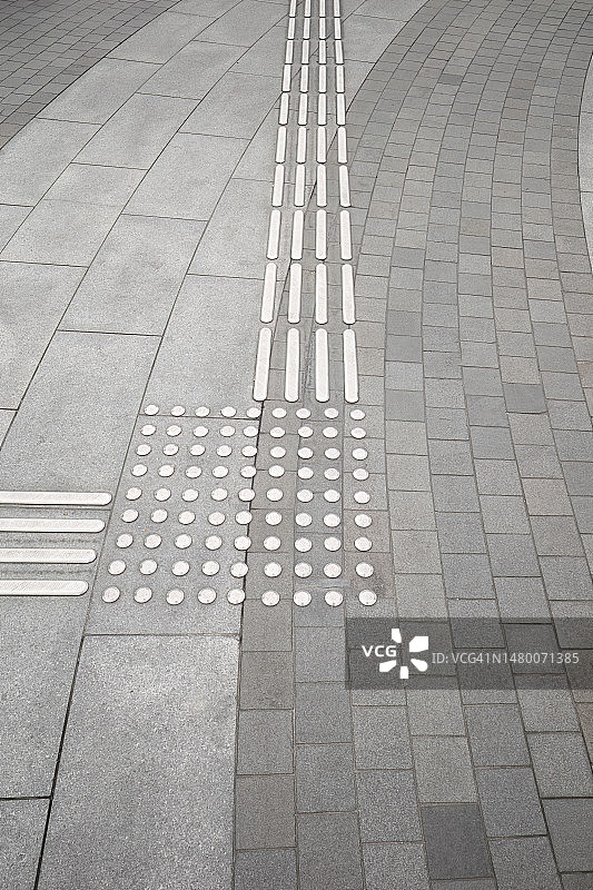 广场上的金属盲道图片素材