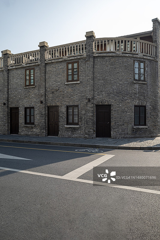 蓝天白云下的中国传统砖房图片素材