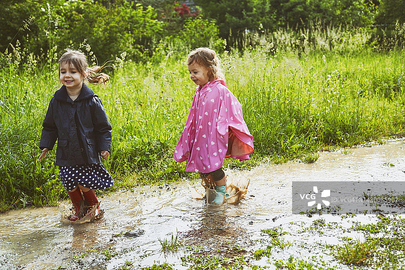 在泥坑里的两个小女孩图片素材