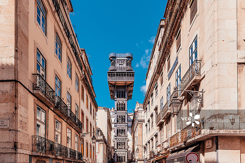 葡萄牙里斯本阳光明媚的圣胡斯塔升降机和街道图片素材