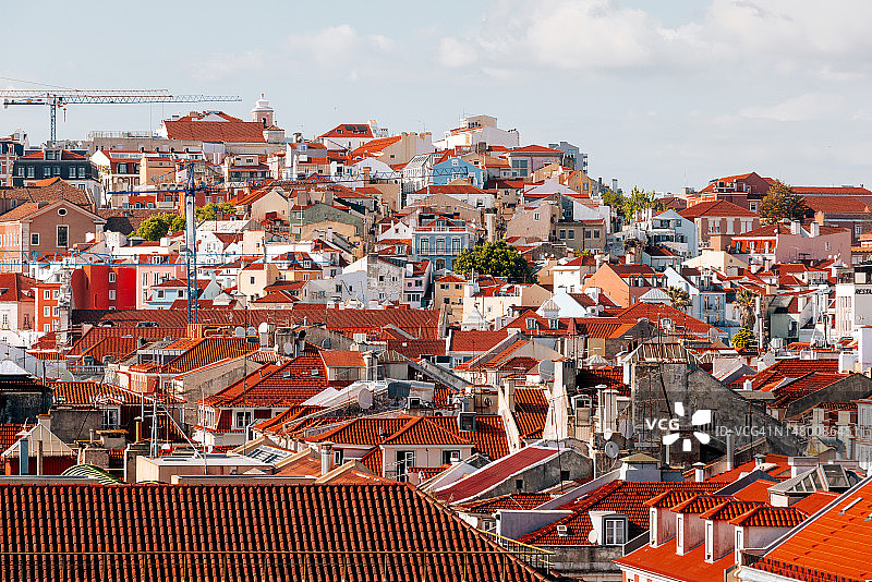 阳光明媚的葡萄牙里斯本老城红色屋顶图片素材