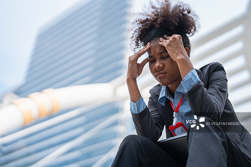 女商人因不满或悲伤被公司解雇图片素材