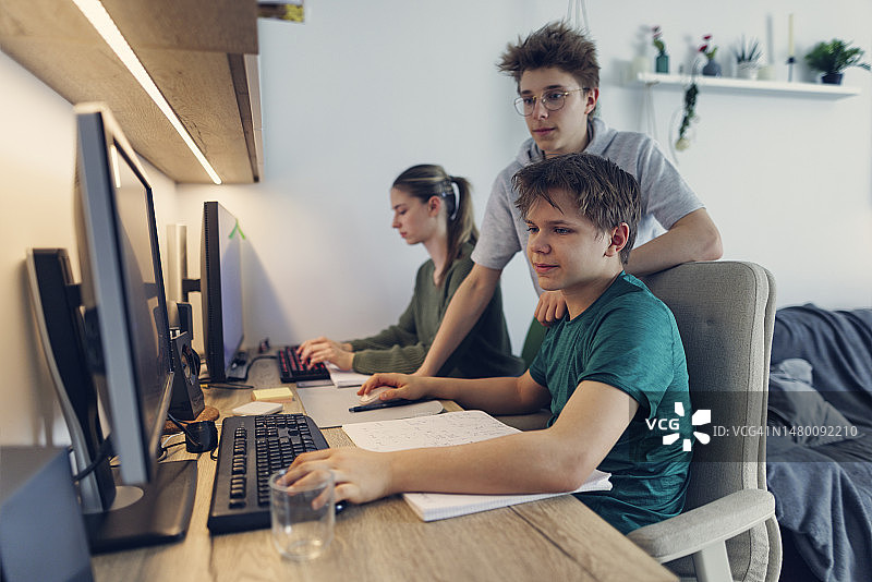青少年使用台式电脑在家学习图片素材