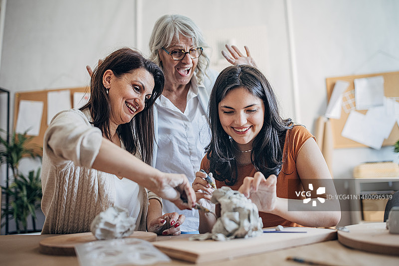 女性制作陶土图片素材