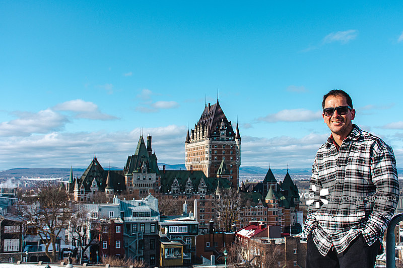 魁北克市芳堤娜城堡前的男人肖像图片素材