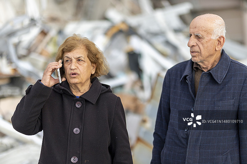地震中房屋被毁的老年夫妇呼吁搜救服务图片素材