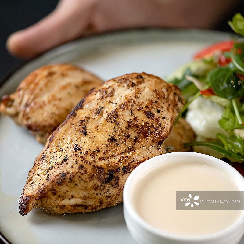 烤鸡胸肉配沙拉图片素材