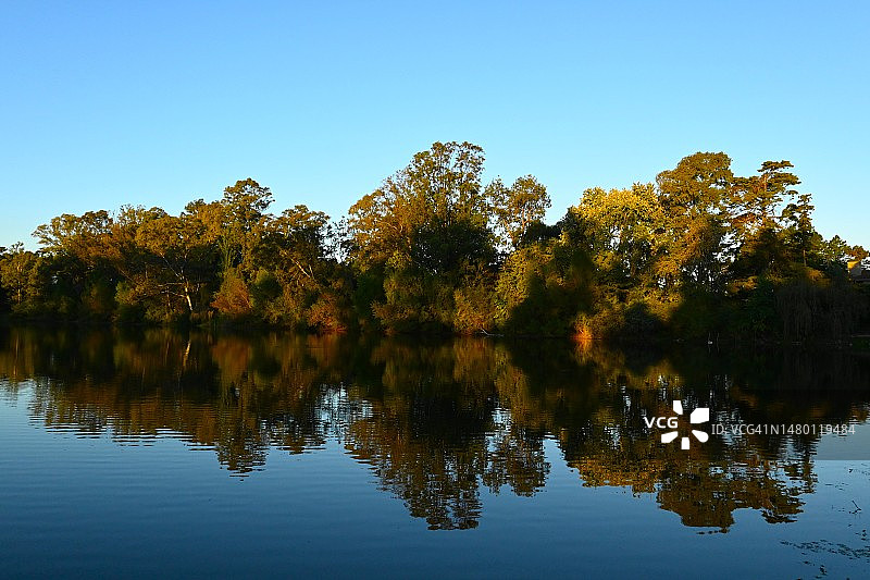 乌拉圭卡内洛内斯省卡内洛内斯的晴朗蓝天湖景图片素材