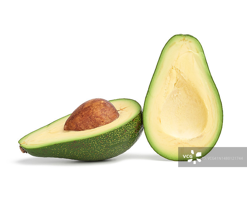 白色背景上的半熟绿色牛油果图片素材