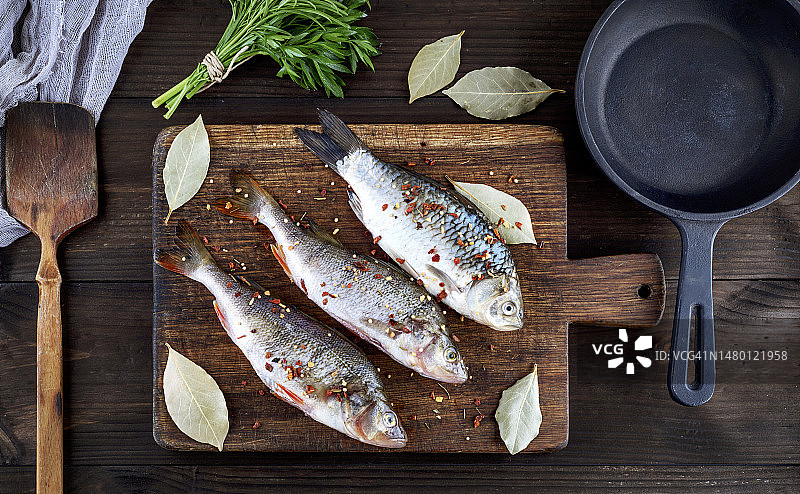 罗马尼亚棕色木板上的河鱼图片素材