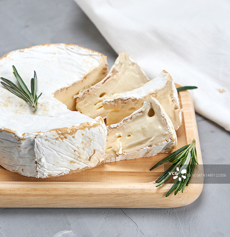木板上的罗马尼亚产圆形布里奶酪图片素材