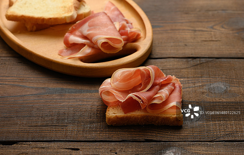 木板上的火腿三明治（罗马尼亚）图片素材