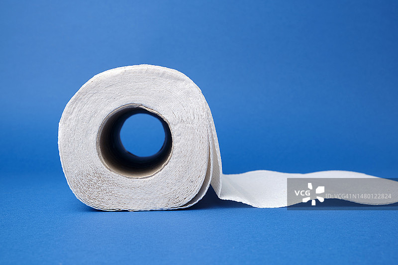 罗马尼亚，蓝色背景上的白色卷纸巾卷图片素材