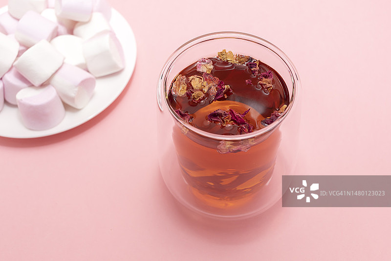 双层玻璃杯中的健康草本玫瑰花瓣茶图片素材