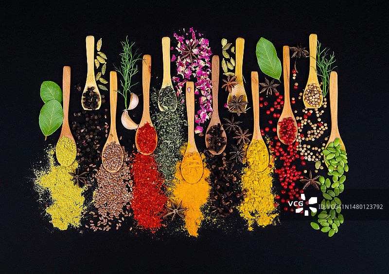 亚美尼亚埃里温桌子上各种香料的俯视图图片素材