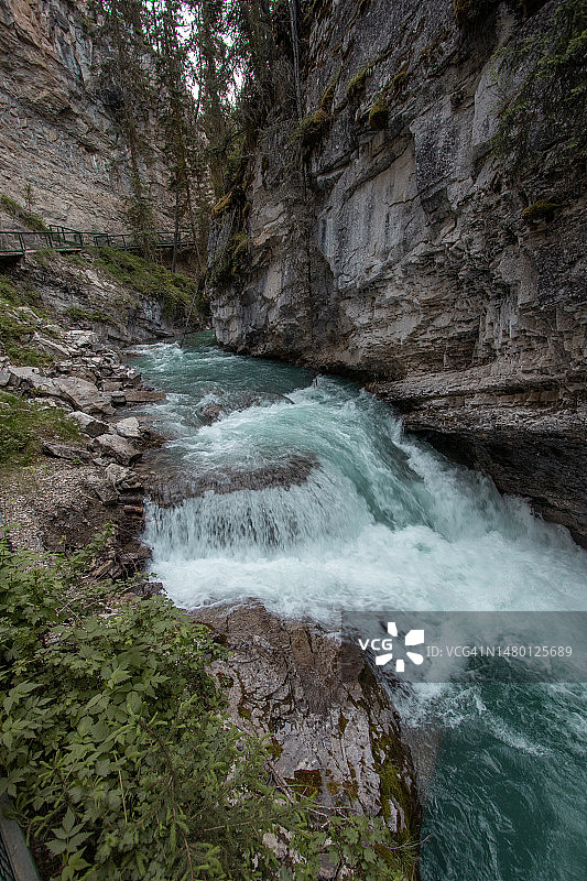 加拿大约翰斯顿峡谷森林瀑布的风景图片素材