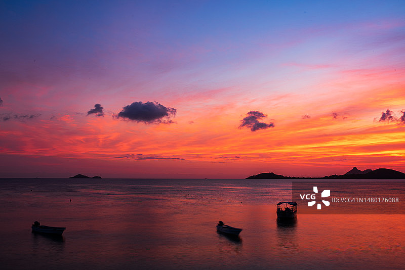 斐济托阔里奇岛日落时分的海景图片素材