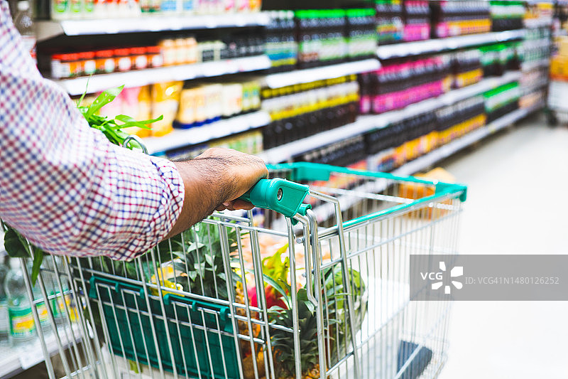 男人在罗马尼亚的超市购物图片素材