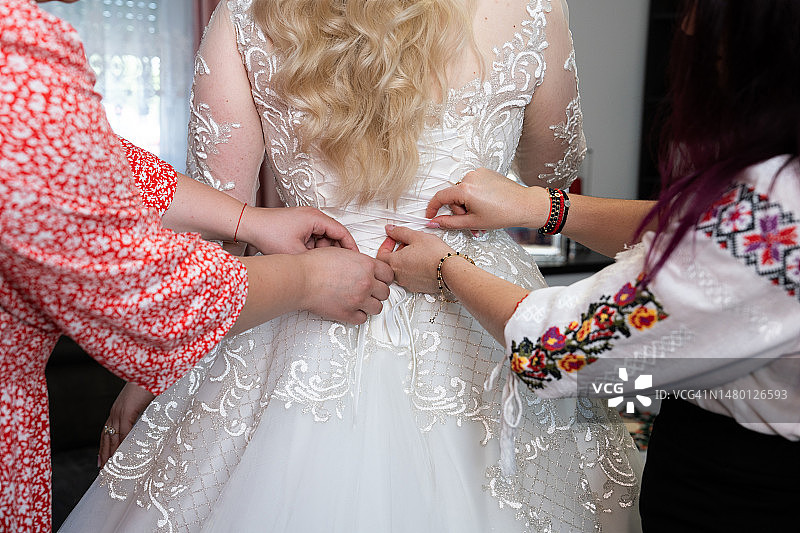 婚礼上新娘和新郎手牵着手（罗马尼亚）图片素材