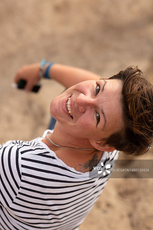 短发快乐女人夏季照片，俄罗斯图片素材