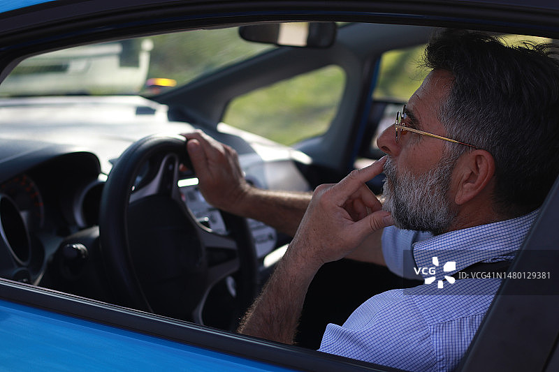 快乐的络腮胡男人开车兜风图片素材