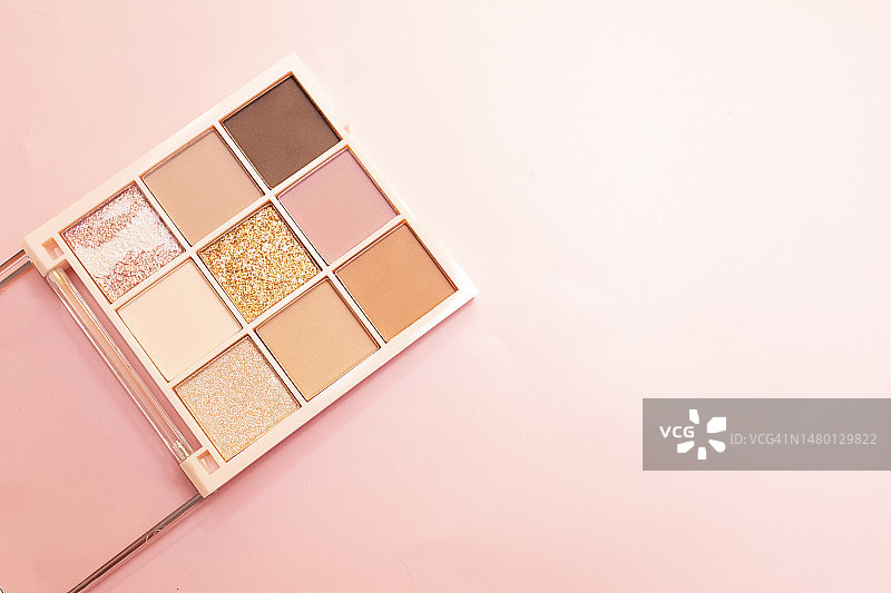 粉色背景上的多色眼影盘图片素材