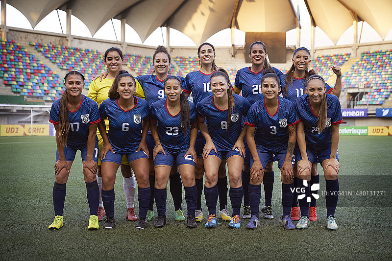 拉丁裔女运动员在体育场前合影图片素材