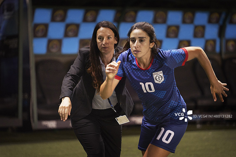 女运动员与教练讨论比赛后冲入赛场图片素材