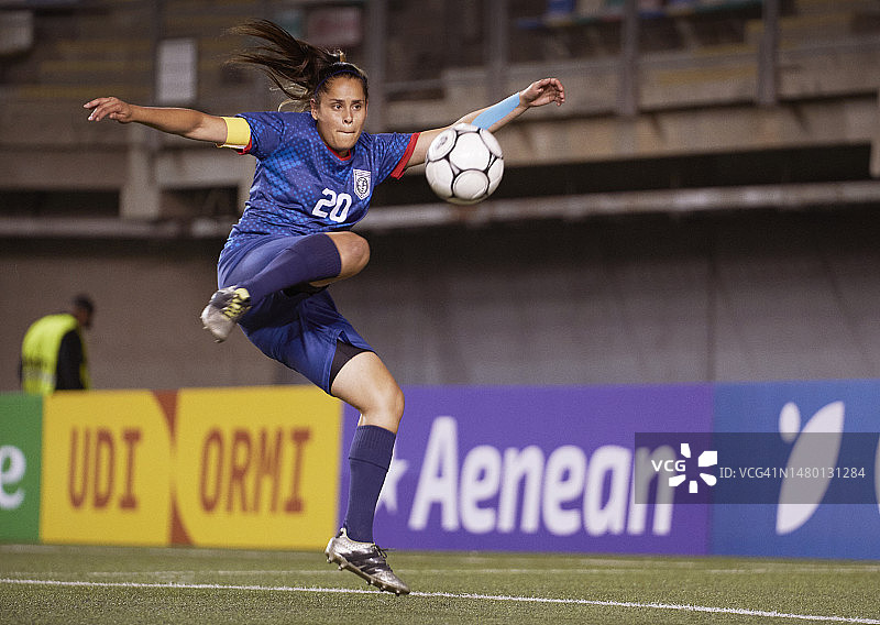 职业女子足球队队长倒钩射门图片素材