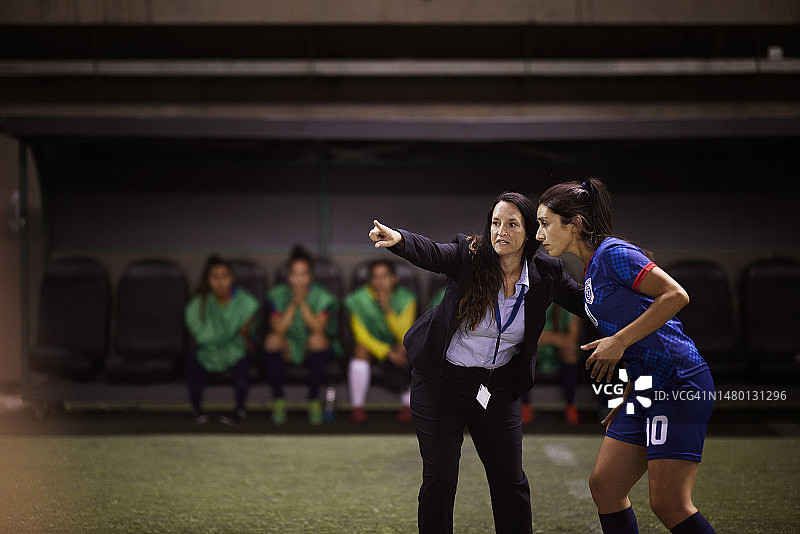 女足球教练指导明星球员图片素材