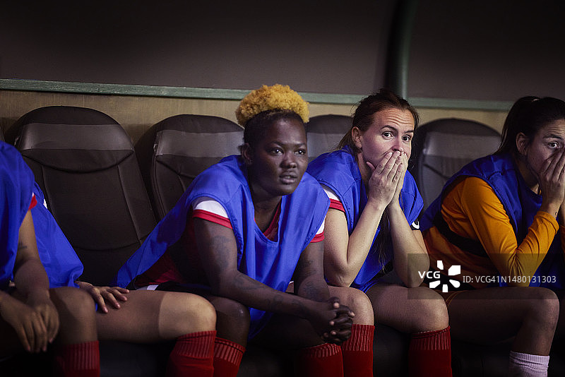 女足替补队员紧张地观看球队参加重要比赛图片素材