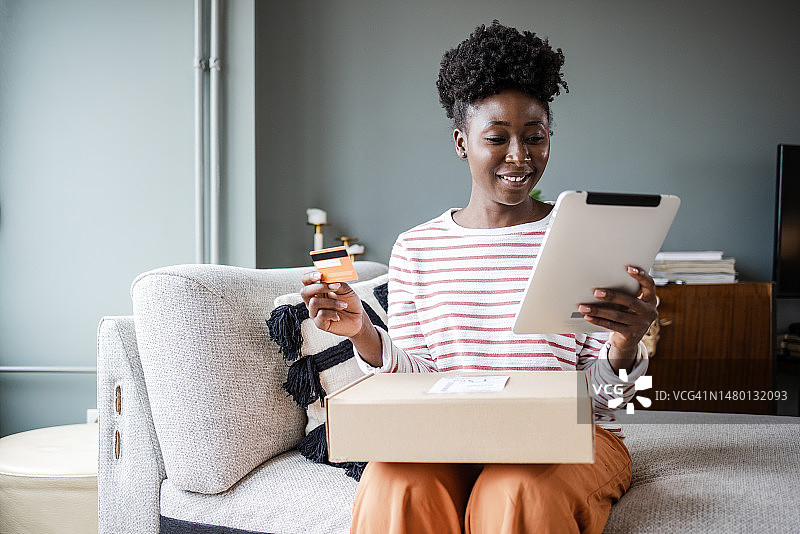 在线购物和送货上门概念图片素材