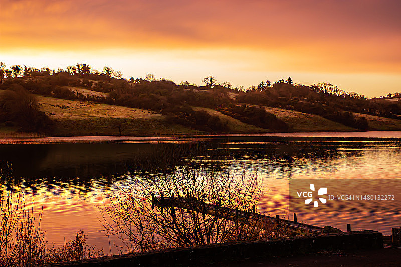 爱尔兰卡文橙色天空下的湖泊美景图片素材