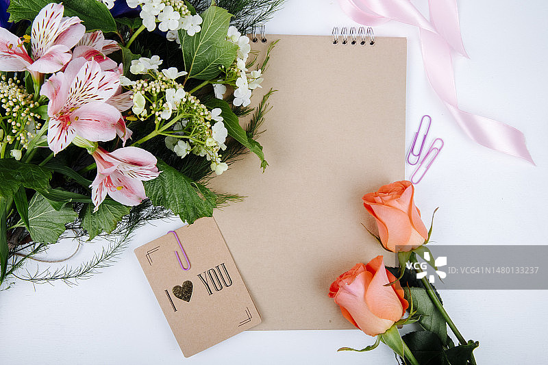 粉色六出花、荚蒾花束和速写本顶视图，罗马尼亚图片素材