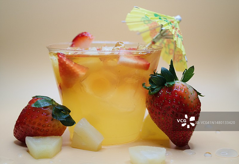 桌上草莓与饮品特写图片素材