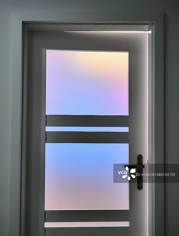 透过玻璃门的光线和颜色图片素材