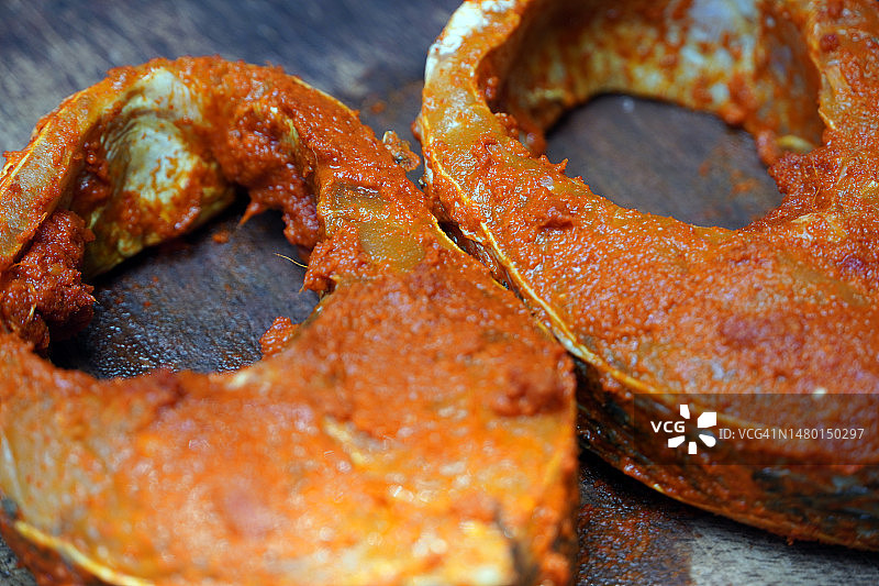 木板上的生鱼片，印度泰米尔纳德邦金奈图片素材