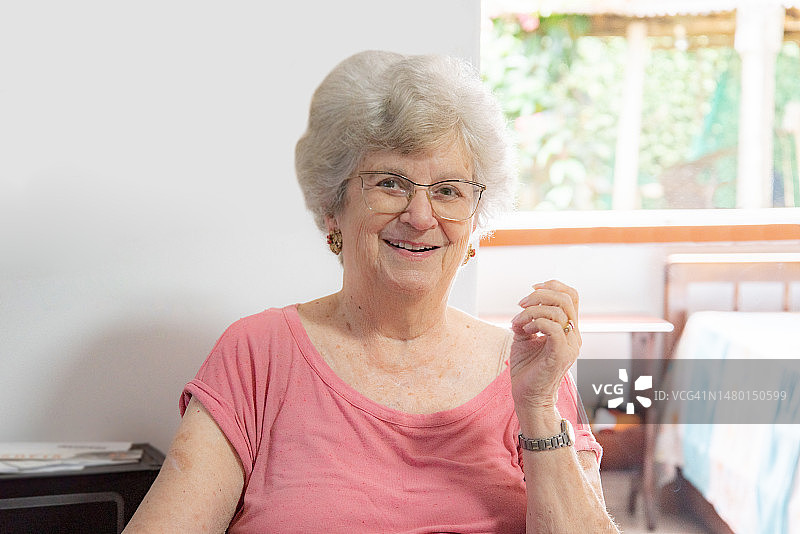 老妇人在花园里端着杯子图片素材