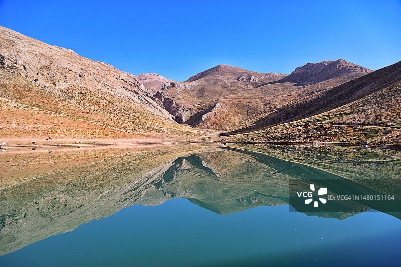 伊朗伊斯法罕省纳因县湖光山色美景图片素材