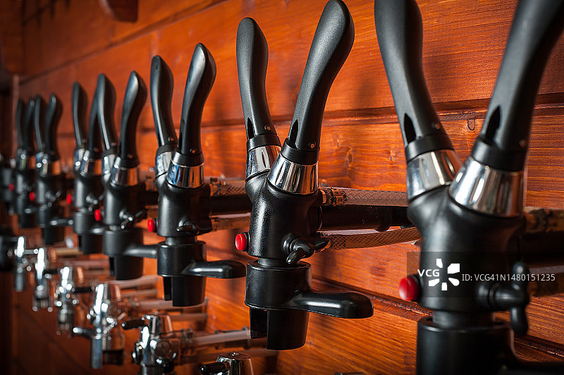 克拉约瓦罗马尼亚：嵌入木板中的生啤酒龙头图片素材