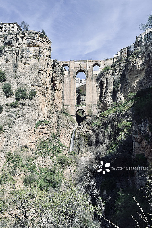 西班牙的古老废墟仰视角度图片素材