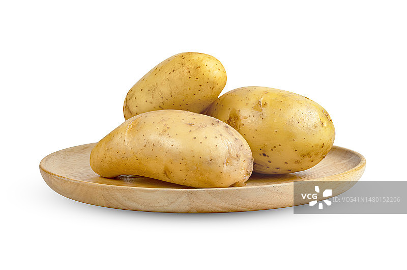 放在木盘上的土豆，含裁剪路径，罗马尼亚克拉约瓦图片素材