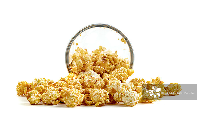 白色背景透明塑料桶中的爆米花图片素材