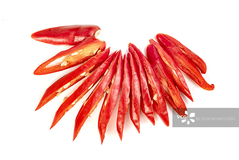白色背景下的红色辣椒片图片素材