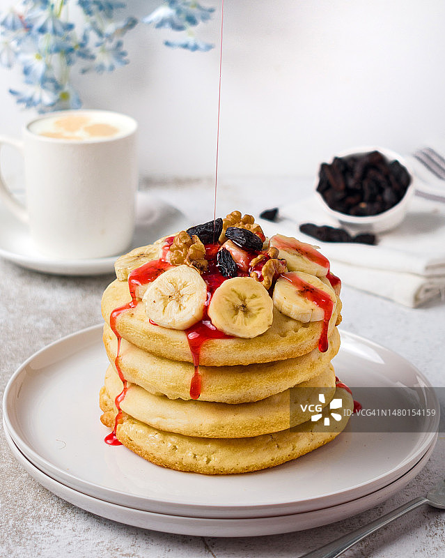 桌上盘中薄煎饼特写图片素材