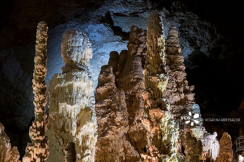 意大利岩洞内的岩石构造仰视角度图片素材