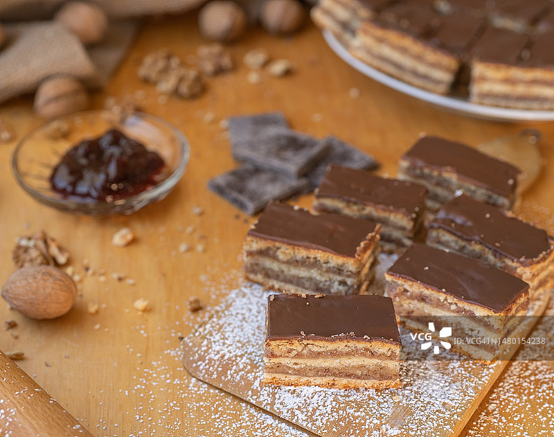 匈牙利松博特海伊：桌子上的巧克力蛋糕俯视图图片素材