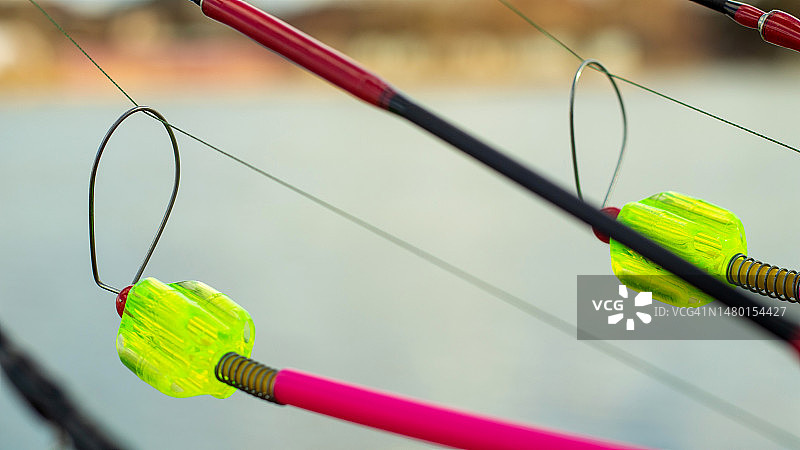鱼竿上的咬口警报器，以水面为背景图片素材