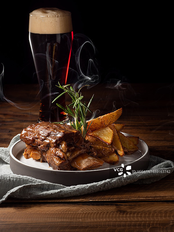 餐桌上盘子里的食物特写图片素材