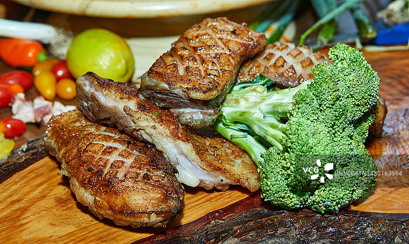 罗马尼亚砧板上烤肉特写图片素材